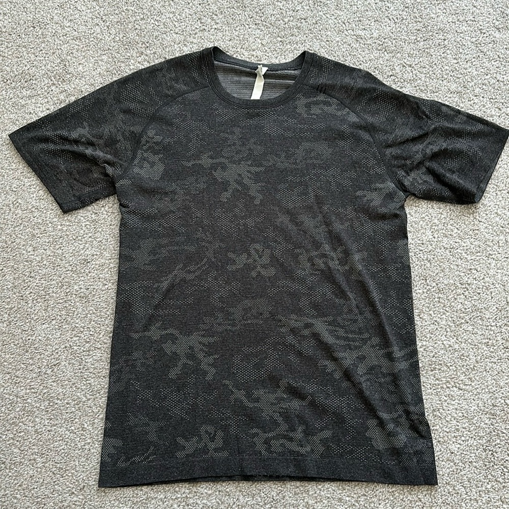 Lululemon Metal Tech Vent Performance Short Sleeve Shirt Mens Size M Black Camo